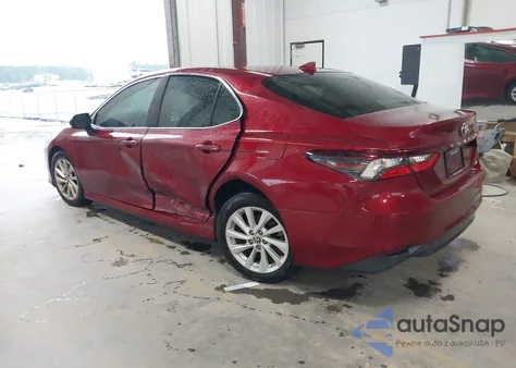 2022 Toyota Camry Le z USA, uszkodzony, nr VIN 4T1C11AK1NU675092